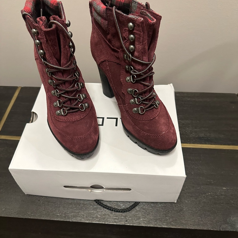 Nine W. Burgundy boot size 8